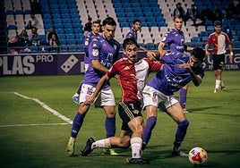 Iván Fernández pugna por el balón en el duelo de primera ronda de la Copa del Rey ante el Guadalajara.