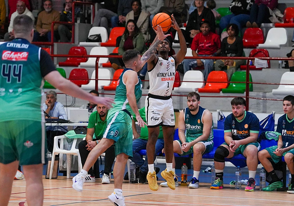 David Mejía en una acción del duelo de este sábado ante el Moraleja.