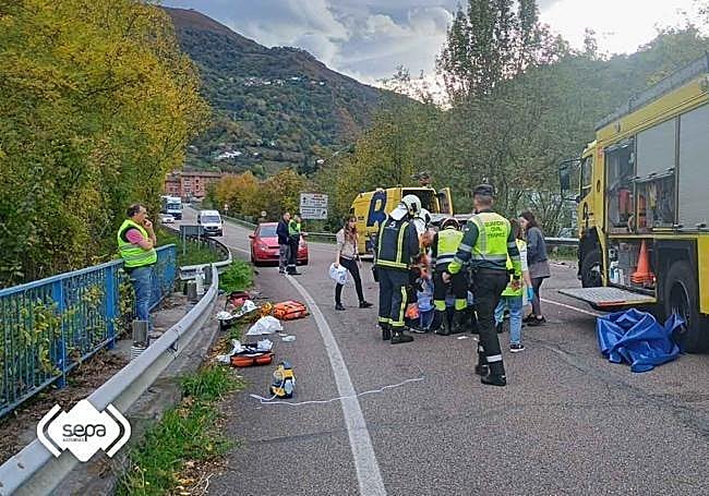 Equipos de emergencias trabajando en el lugar de los hechos.