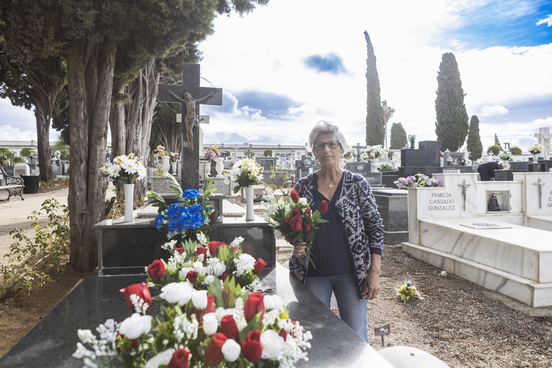 Teresa acude todos los años a poner flores a sus seres queridos al cementerio viejo, un lugar que visita siempre que puede. 