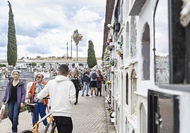 La afluencia en el camposanto de San Juan de Badajoz repuntó a las once de la mañana.