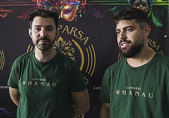 Daniel Núñez, presidente de la comparsa, con Ismael Alzás, el vicepresidente.