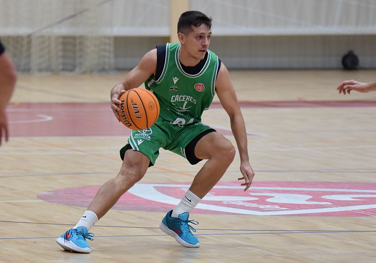 Albert Lafuente estuvo muy acertado en la dirección del juego del Cáceres ante el Jaén.