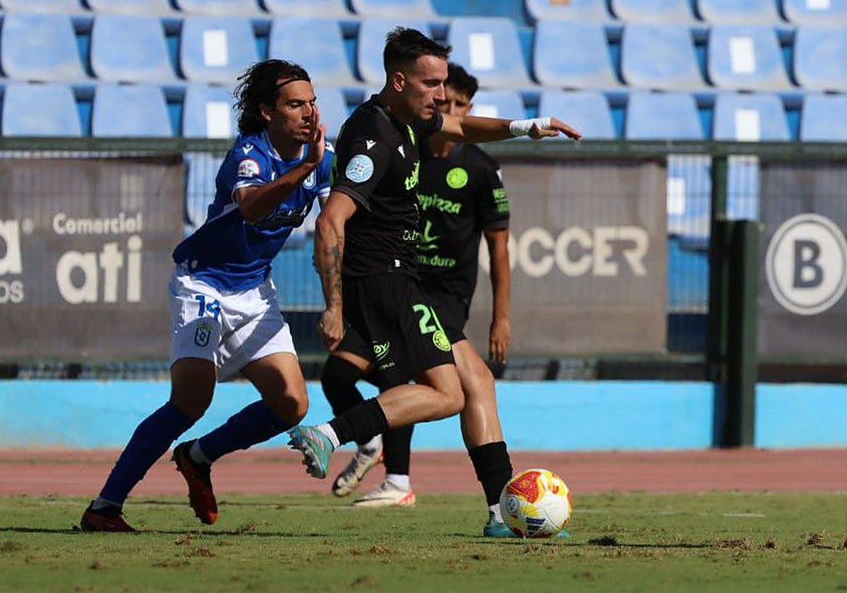 Tala intenta llevarse la pelota en el duelo ante el Melilla.