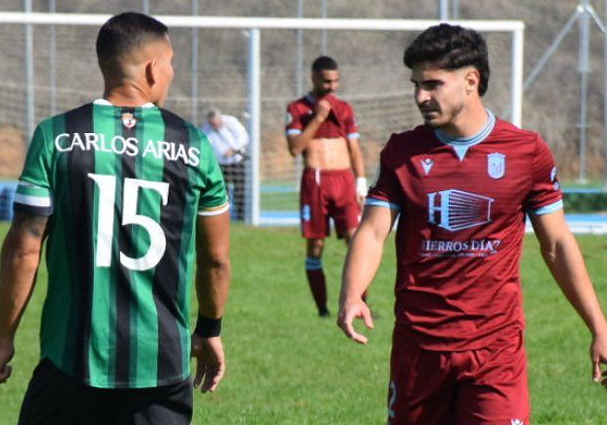 Álex Galán y Carlos Arias en el duelo de este domingo entre el Jerez y el Badajoz.