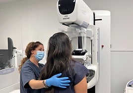 Una mujer se somete a una mamografía para la detección del cáncer de mama.