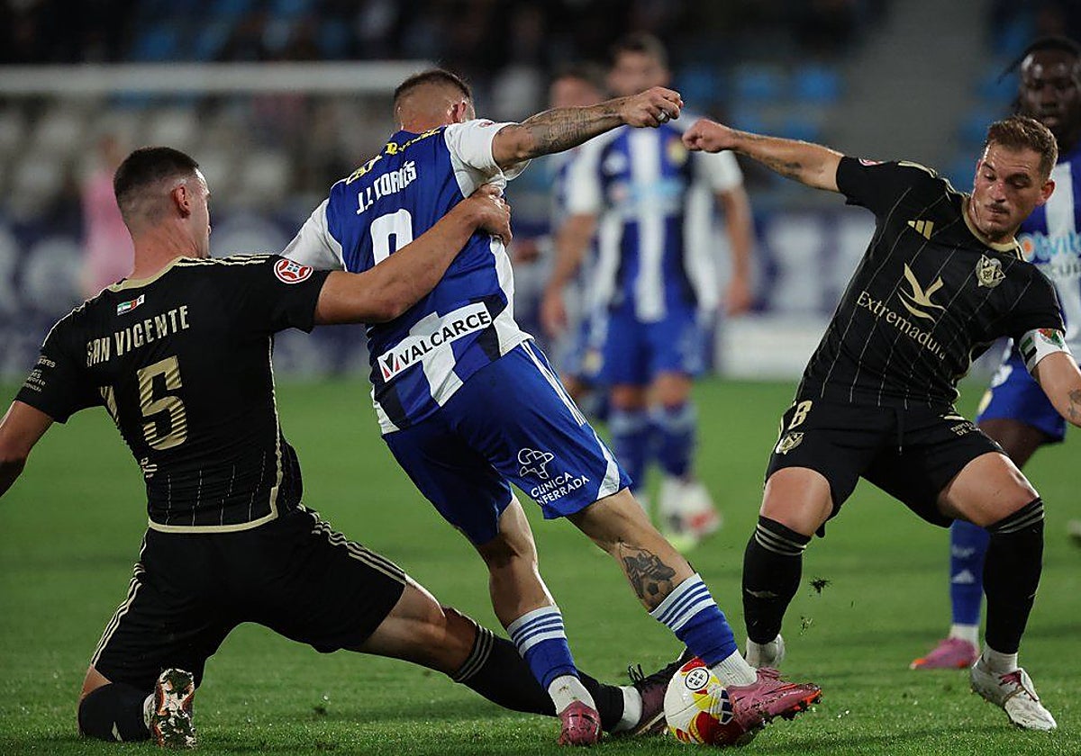 Deco e Iker San Vicente pugnan por el esférico en el duelo ante la Ponferradina de este domingo.