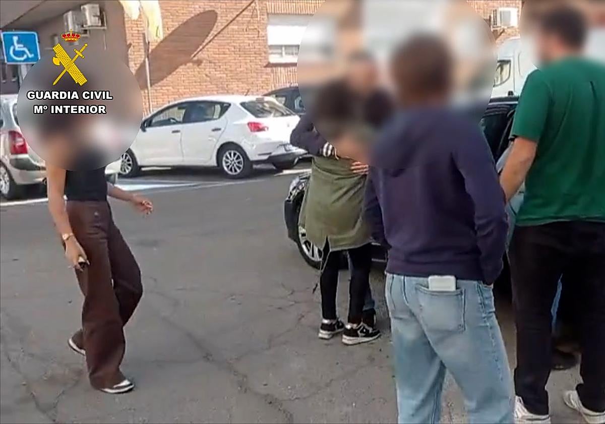 Imagen principal - Las cámaras de vigilancia resultaron clave para recuperar a la bebé sustraída en Navalmoral