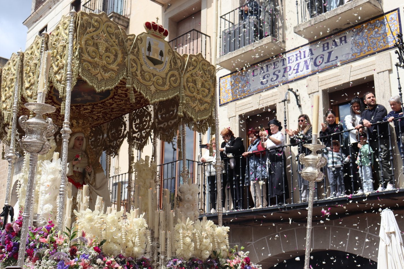 Un momento de laprocesión del Domingode Resurrección, enla Plaza Mayor.
