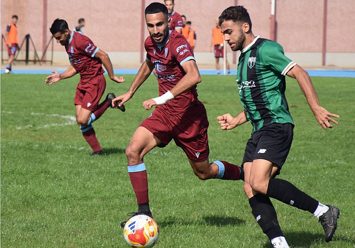 Javi Lobato trata de frenar el avance de un jugador del Jerez.