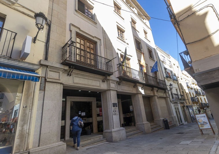 La Diputación de Cáceres estudia vender Pintores 10 a los 22 años de comprar el edificio