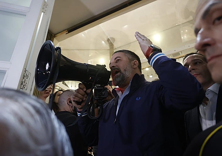 Santiago Abascal se dirige a seguidores de Vox que no han accedido al Gran Teatro de Cáceres.