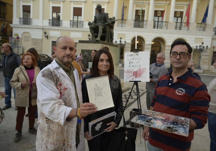 Alumnos de la Escuela de Artes y Oficios de Badajoz dan clase en la calle como protesta por no tener sede