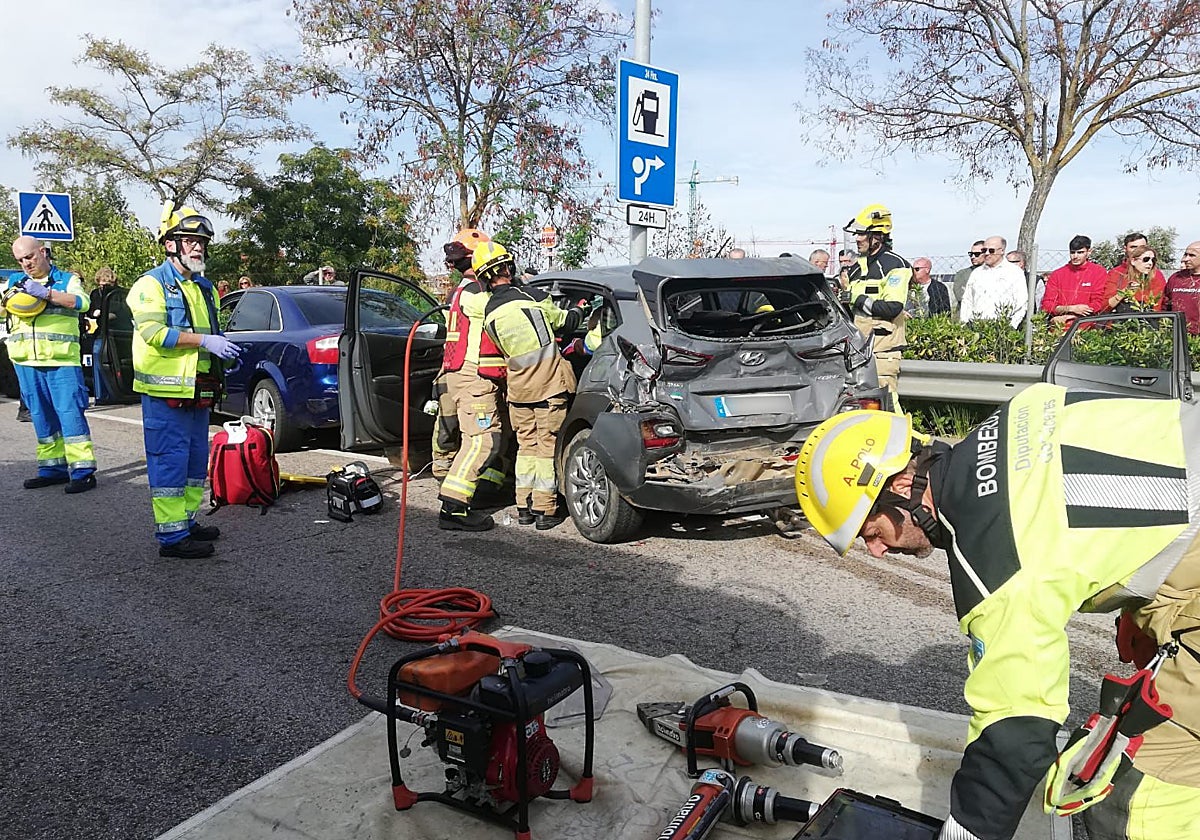 Bomberos y servicios sanitarios este martes en el lugar del accidente.