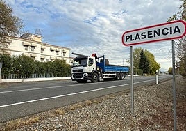 Cartel de entrada al polígono y la ronda sur, actualmente de un solo carril en ambos sentidos.