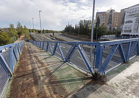 La asociación vecinal Castellanos-Macondo ha pedido que se adecente el puente peatonal que hay junto al hotel V Centenario.