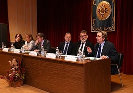 Ignacio Camacho, escritor y periodista del ABC, al lado de David Moreno y Fernando Pizarro.