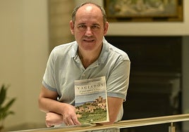 Juanjo Montes, con su anterior novela, 'Vaciados'.
