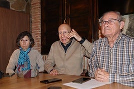 Juan Benito, en el medio, arropado por Avepla y su propia asociación vecinal.