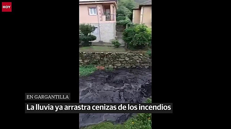 La lluvia ya arrastra cenizas de los incendios en los ríos extremeños