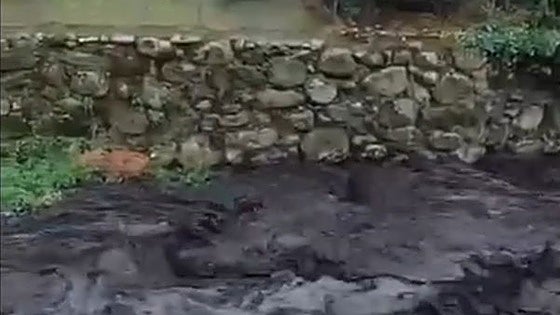 Las lluvias ya tiñen de negro ríos por el arrastre de ceniza de los incendios