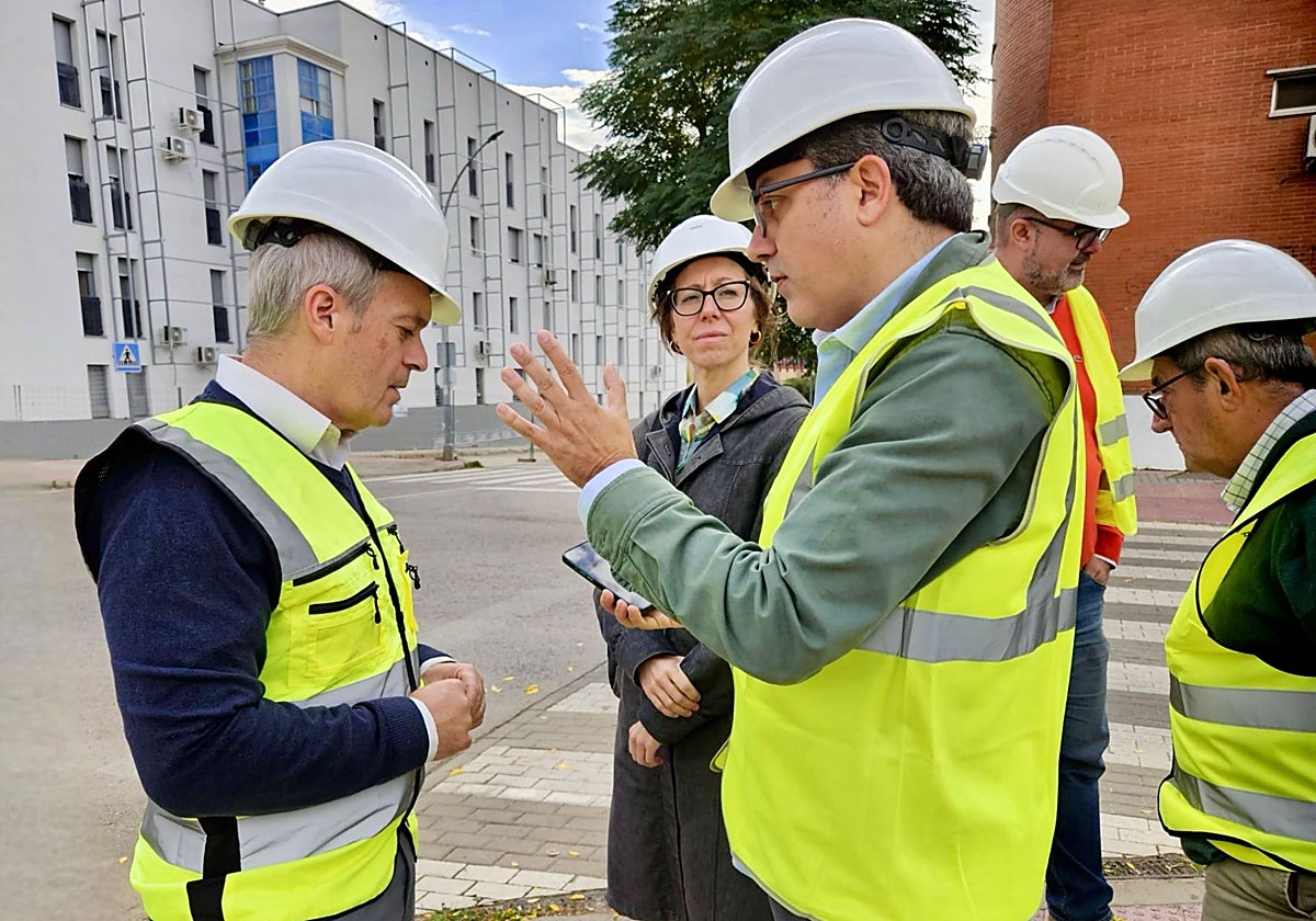 Martín Castizo, a la izquierda, recibe indicaciones sobre los trabajos en las viviendas de Bellavista.