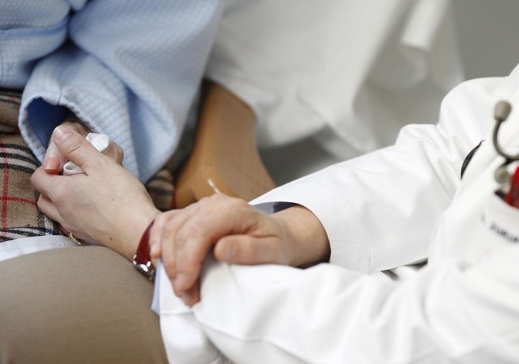 El SES reforzará los equipos de cuidados paliativos con la contratación de 14 sanitarios más