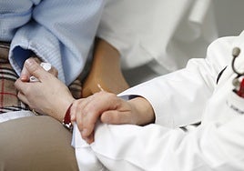 Un profesional atiende a un paciente en una unidad de cuidados paliativos.