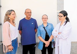 Miriam Al-Adib, a la derecha, con otras madres de menores víctima.