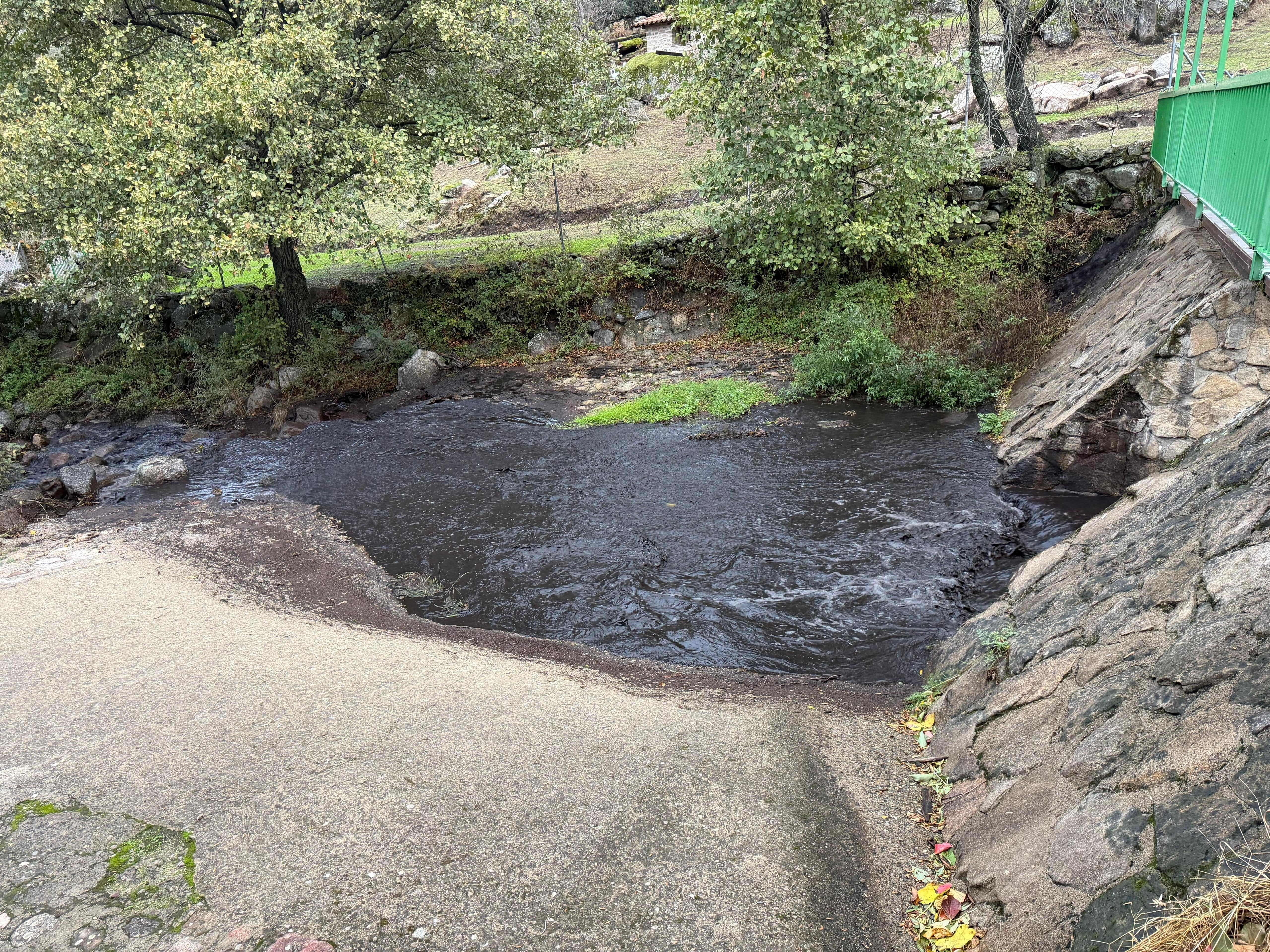 Fotos | Ríos con el agua negra por las cenizas de los incendios