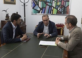 Ángel Orgaz, Rafael Mateos y Eduardo Gutiérrez en una reunión en junio de 2024.