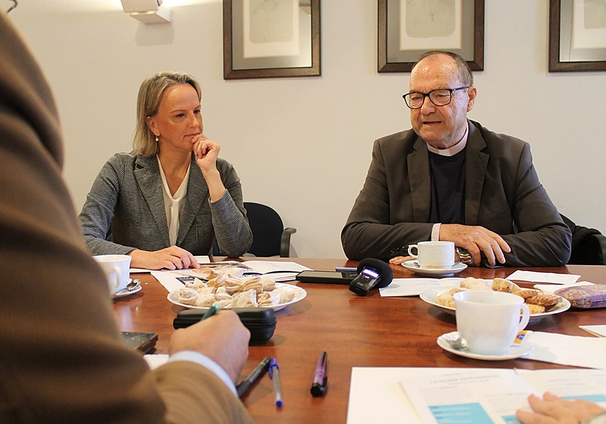 Carmela González Neria, viceecónoma, y Antonio Luis Galán, vicario de Asuntos Económicos.