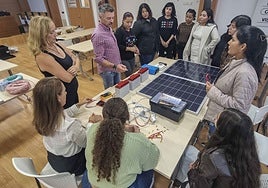 Víctor Corchón, docente del curso, explica a las mujeres el uso de la electricidad y los paneles.
