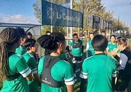 Las jugadoras del Cacereño Femenino reciben instrucciones en un entrenamiento.