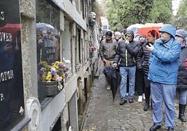 Fernando Jiménez Berrocal en una visita guiada al camposanto.