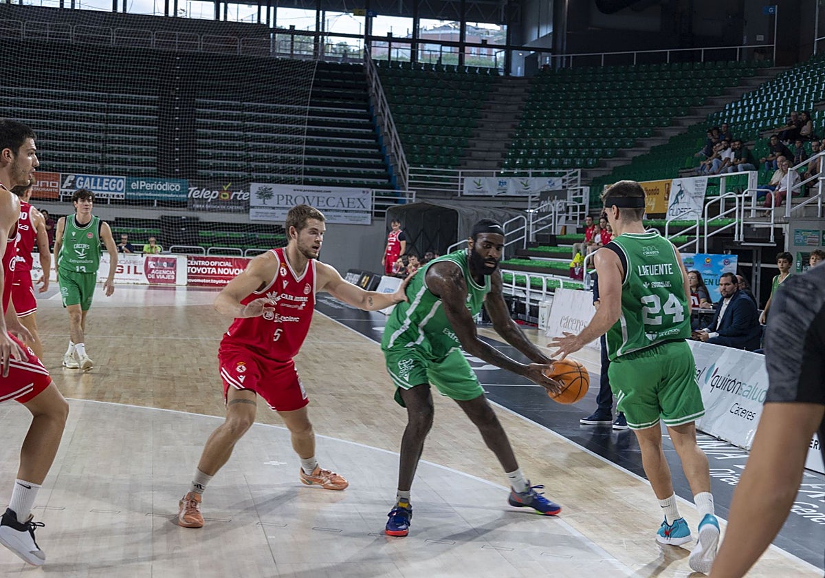 DJ Foreman cede el balón a Albert Lafuente ante la Cultural.
