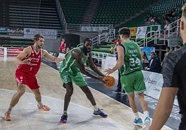 DJ Foreman cede el balón a Albert Lafuente ante la Cultural.