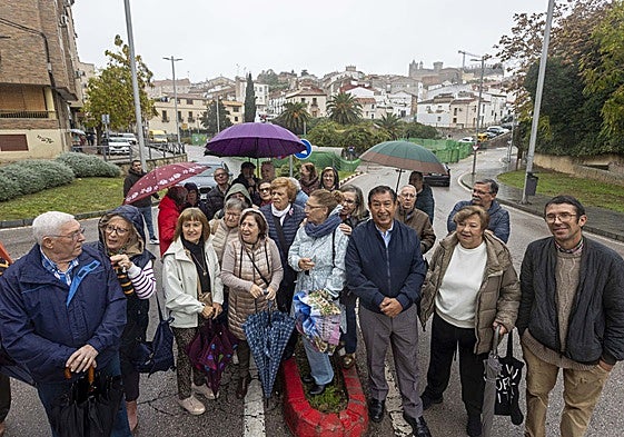 Vecinos de San Francisco, este viernes por la mañana en las inmediaciones del puente.