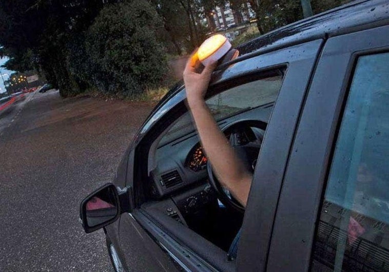 Carrefour se adelanta en Extremadura y lanza su propia baliza de emergencia V-16