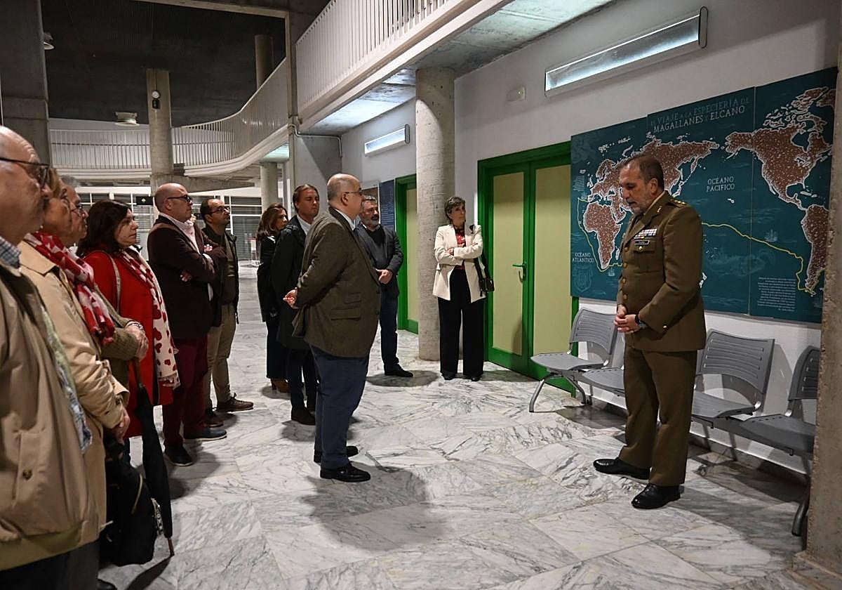 El coronel Balsera. delegado de Defensa en Extremadura, hizo un recorrido por la exposición.