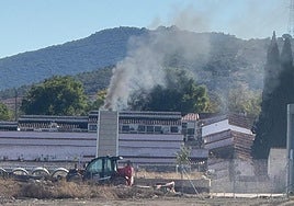 Humo en el crematorio del cementerio en una imagen distribuida por el PSOE.