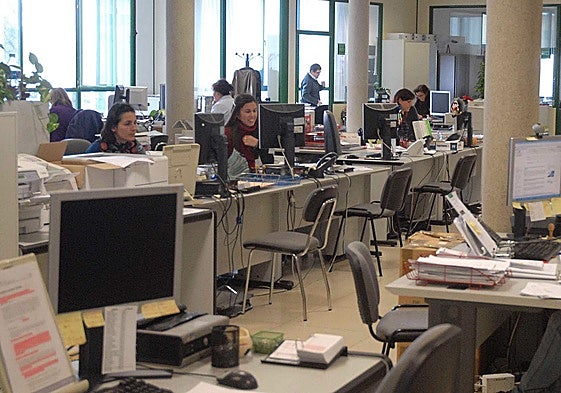 Imagen de archivo de trabajadores en oficinas de la Junta.