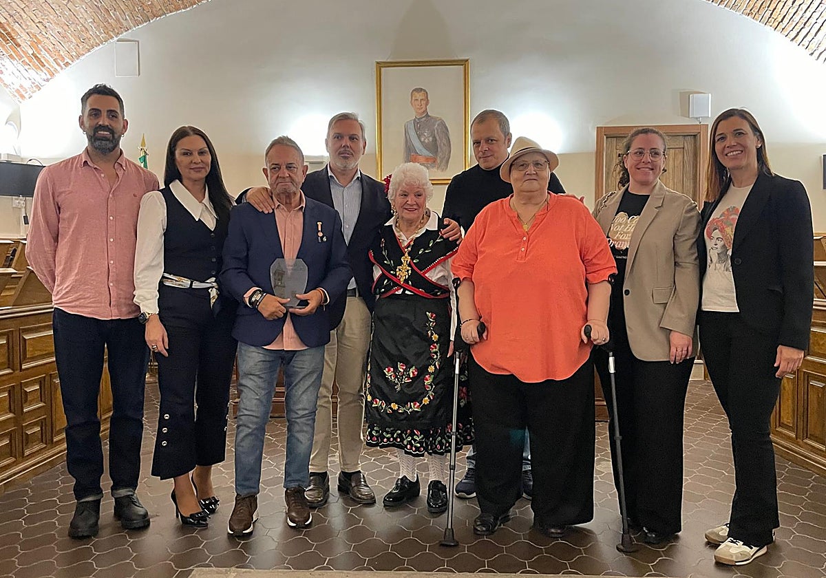 Foto de los premiados con los representantes de los grupos municipales.