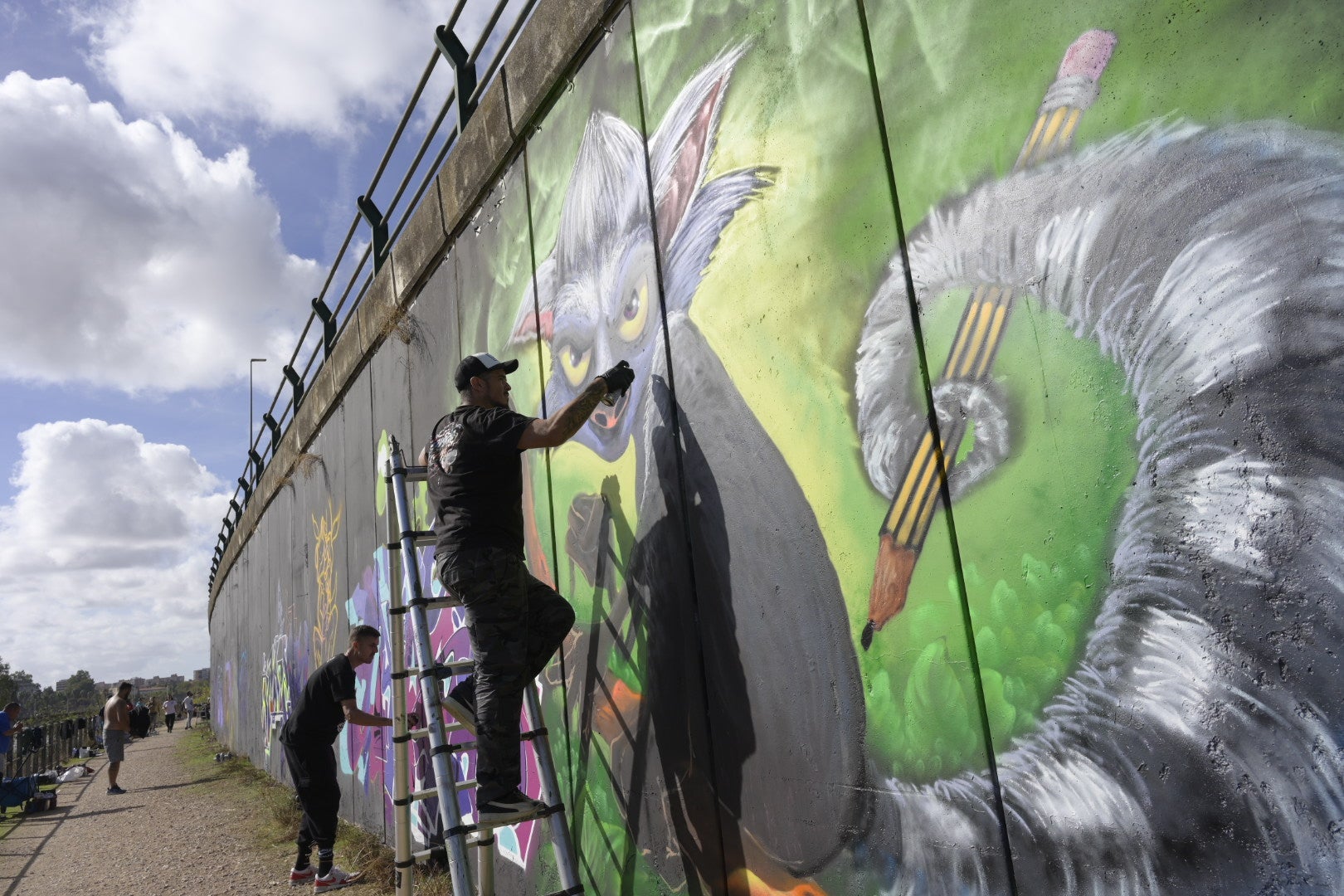 Entre lemur y mono es la imagen que ha creado Hoko, que ha llegado a Badajoz desde Barbate.