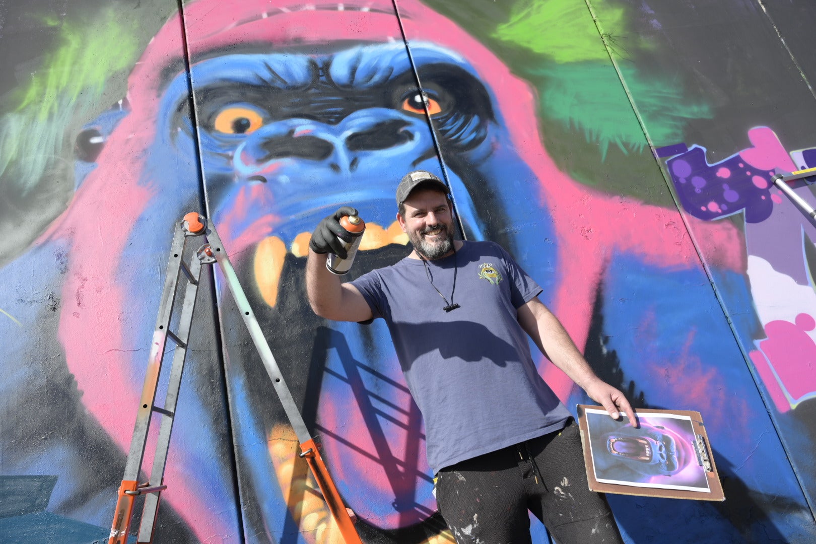 Alejandro de la Fuente, de Montijo, delante de su creación.