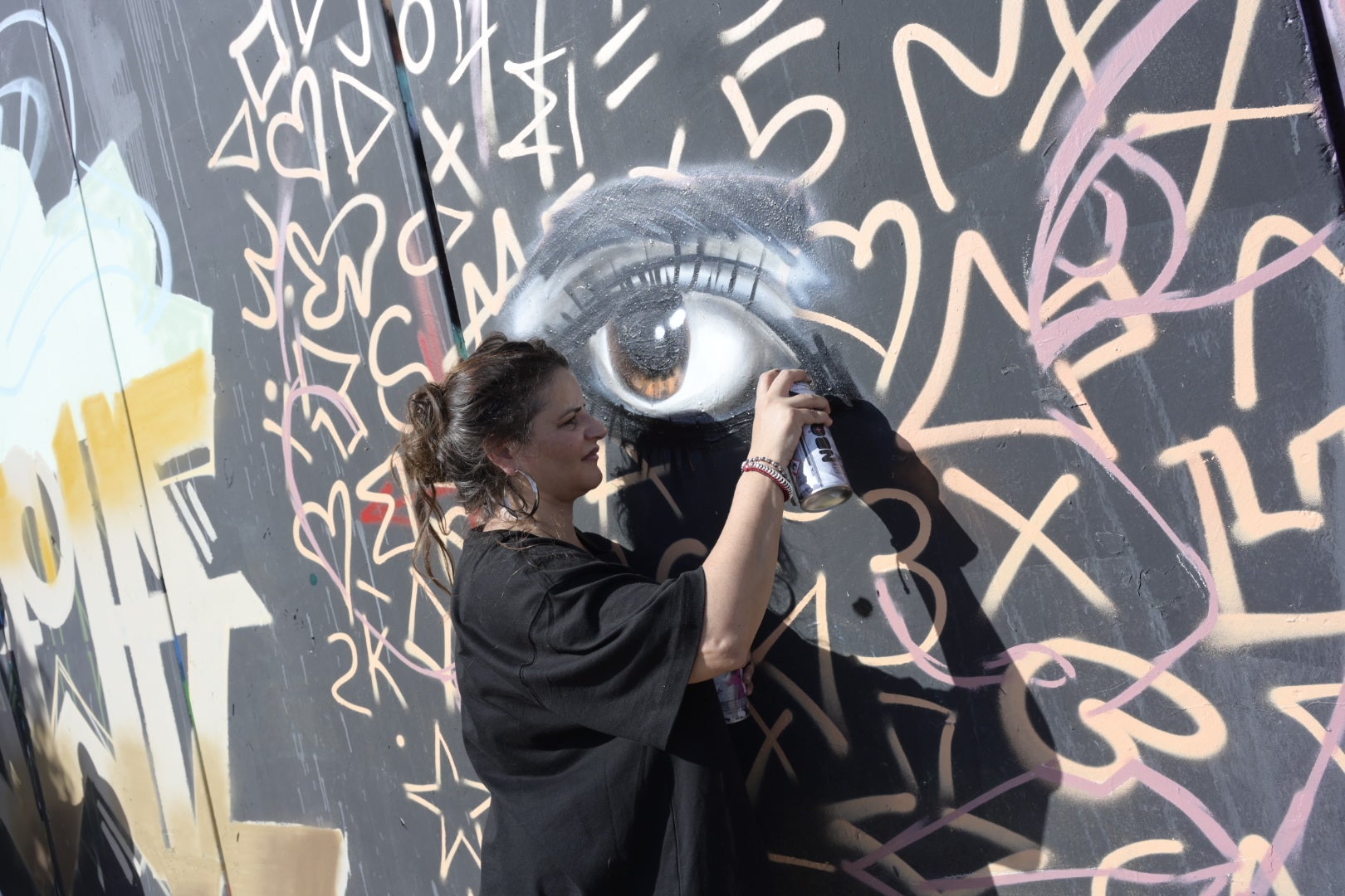 Aunque menos numerosas que los hombres, las mujeres también han tenido representación esta mañana de sábado entre las pintoras que han decorado los bajos de la carretera de Cáceres.