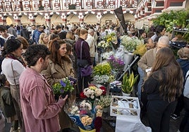 Los pacenses se acercaron a la Plaza Alta a comprar flores