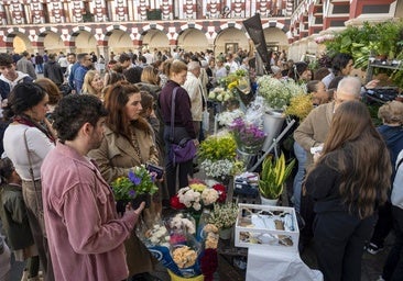 Los pacenses se acercaron a la Plaza Alta a comprar flores