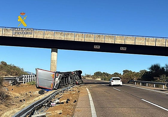 Cortes en la A-5 por el vuelco de camión en el kilómetro 277