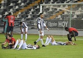 Los jugadores del Badajoz acabaron abatidos por no lograr la victoria ante un bravo Llerenense que también terminó eshausto por el esfuerzo.